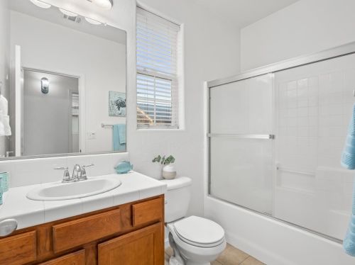 4478 Artemisa Dr, Fresno CA  93722-6450 exterior
