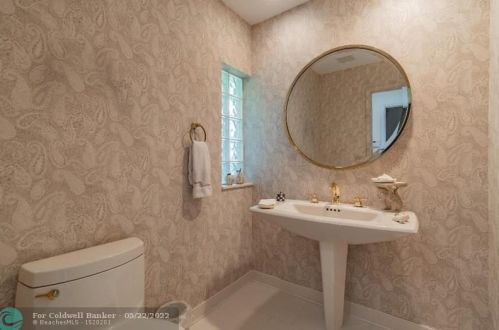 28 Glens Dr, Boynton Beach FL  33436-6207 exterior