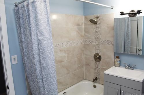 135 Autumn St, Manchester CT  06040-5519 exterior