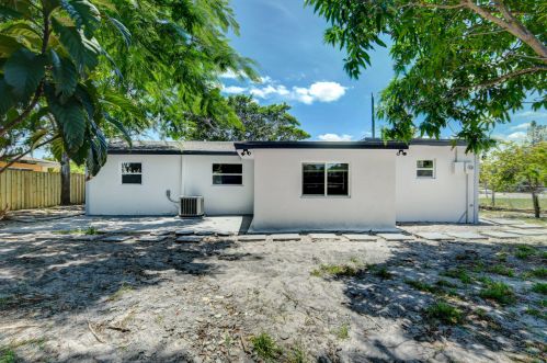 2180 Seacrest Blvd, Boynton Beach FL  33435-6785 exterior