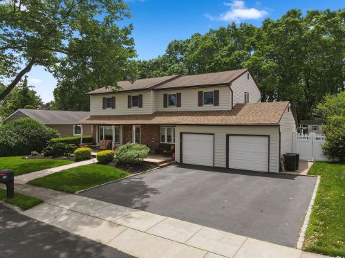 52 Flintridge Dr, Holbrook, NY 11741-2806