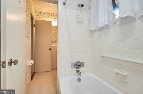7317 Pinewood St, Falls Church VA  22046-2725 exterior