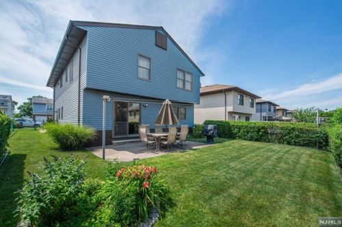 43 Elmhurst St, Elmwood Park NJ  07407-1320 exterior