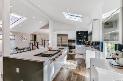 2 Blue Sea Ln, Great Neck NY  11024-1504 exterior