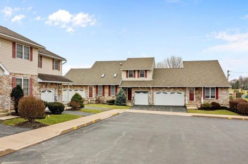 4 Saratoga Ct, Easton PA  18040-1046 exterior
