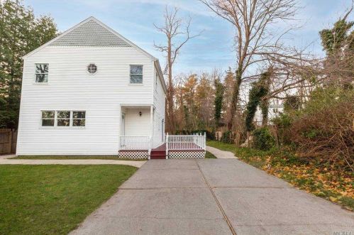 28 Douglaston Rd, Scotts Beach, NY 11789-1612