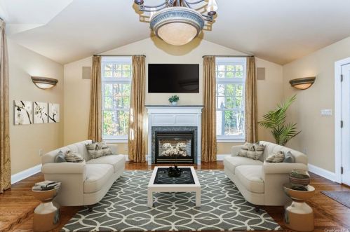 215 Locust Rd, Pleasantville NY  10570-3723 exterior