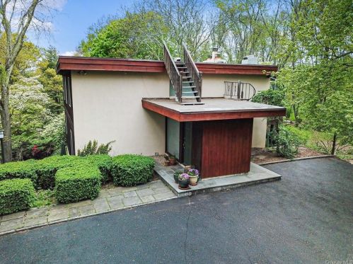 939 Long Hill Rd, Briarcliff, NY 10510-2142