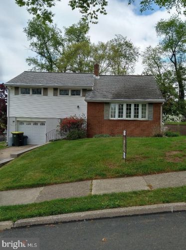 19 Forest Ave, Willow Grove, PA 19090-2732