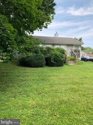 310 Maple Ave, Southampton PA  18966-3236 exterior