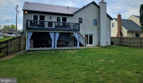 381 Lake St, Ephrata PA  17522-2456 exterior