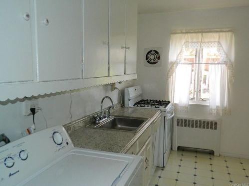 37 Lawrence Dr, White Plains, NY 10603-1370