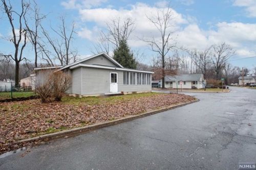 33 Riverside Dr, Oakland NJ  07436-1405 exterior