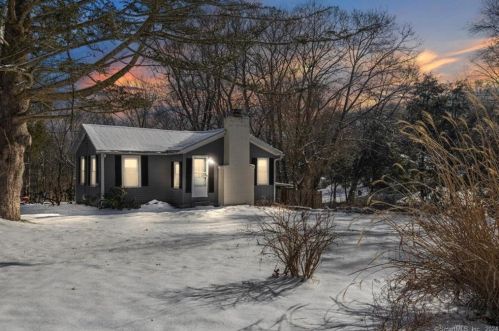 218 Hunters Rd, Norwich, CT 06360-1940