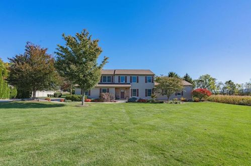 1823 Amanda Dr, Breinigsville, PA 18031-1102