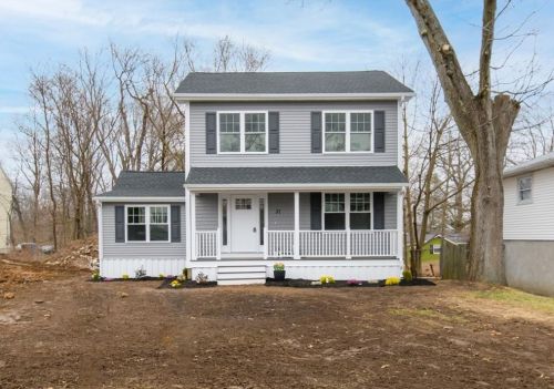 31 Massachusetts Ave, Cumberland, RI 02864-5710