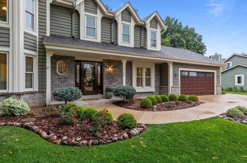 14380 Meadowshire Dr, Waukesha, WI 53151-2463