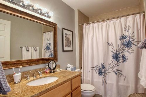 2126 Palmer St, Milwaukee WI 53212-3243 exterior