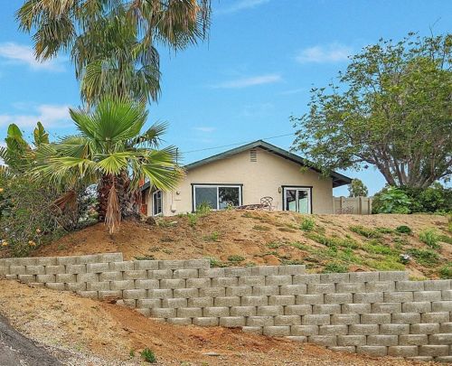 436 Victoria Pl, Vista CA  92084-4427 exterior