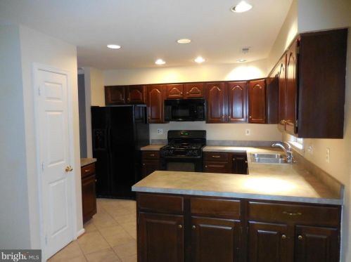 8023 Tanworth Ct, Springfield VA  22152-3658 exterior