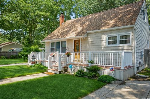 79 Somerset Ave, Manor Park, NY 11950-4224