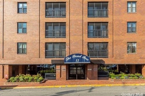 12 Bond St, Great Neck, NY 11021-2005