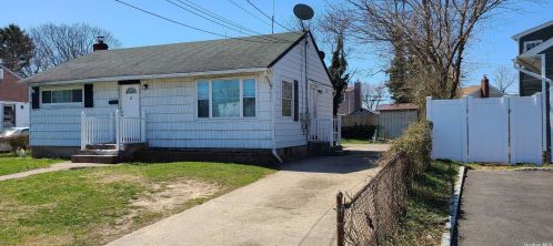 31 Floral Dr, Amityville, NY 11701-1608