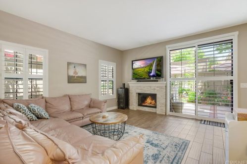 372 Turin St, Calabasas CA  91377-5527 exterior