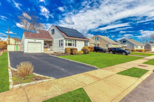 23 Corona Dr, Bethpage, NY 11714-4547