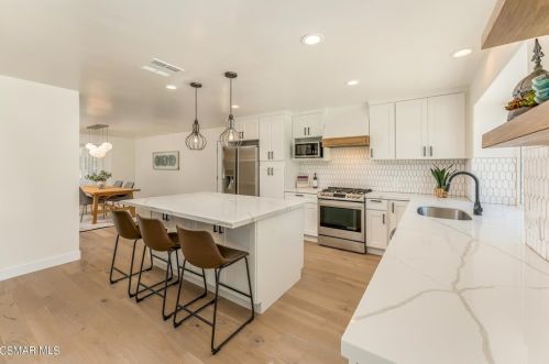 5226 Edgeware Dr, Calabasas CA  91301-2319 exterior