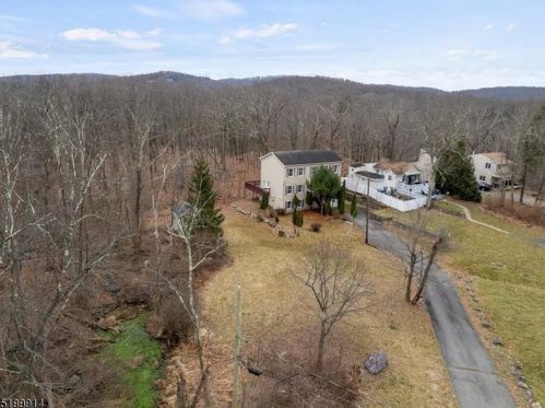 18 Berry Ln, West Milford NJ  07480-3632 exterior