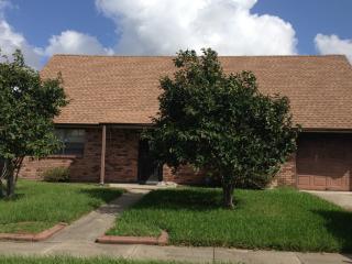 697 Newport Cir, Gretna, LA 70056-2909