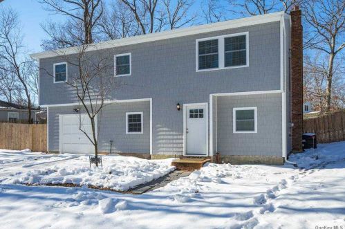 6 Parkside Rd, Scotts Beach, NY 11789-3024
