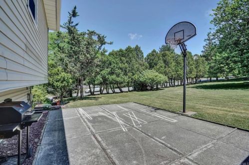 108 Nantucket Dr, Fishkill NY  12524-1021 exterior