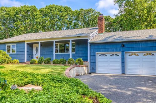 29 Rowley Dr, Northport, NY 11768-3243