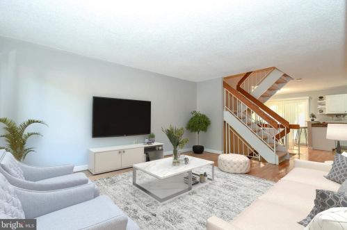 2218 White Cornus Ln, Herndon, VA 20191-1136