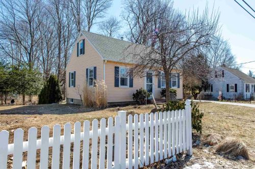 26 Elmview Cir, Dover NH 03820-4110 exterior