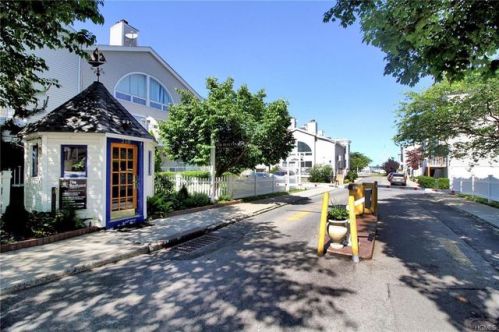 17 Landing Way, Bronx, NY 10464-1546