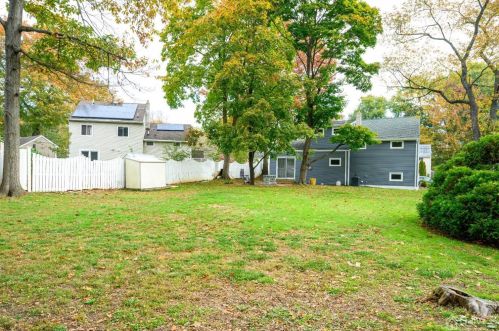 32 Meadow Rd, East Brunswick NJ  08816-4333 exterior