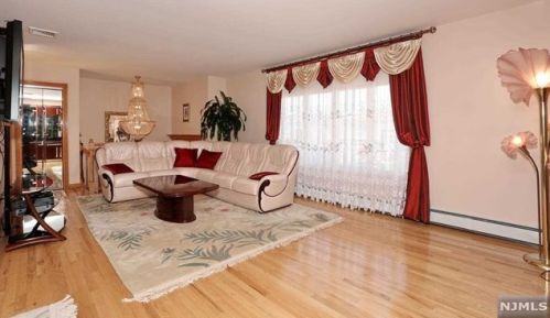 19 Elmhurst St, Elmwood Park NJ  07407-1320 exterior