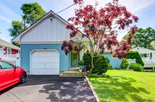 108 Lake Dr, Copiague, NY 11726-4131