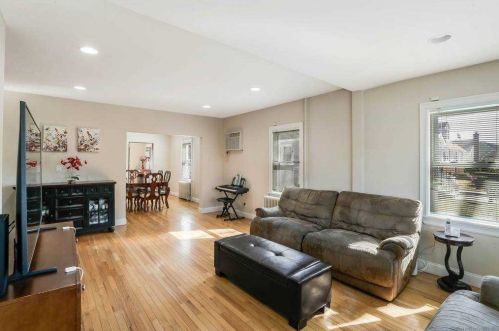 120 Central Ave, New Hyde Park, NY 11040-4135