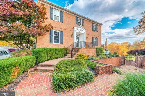 8237 Taunton Pl, Springfield VA  22152-2428 exterior