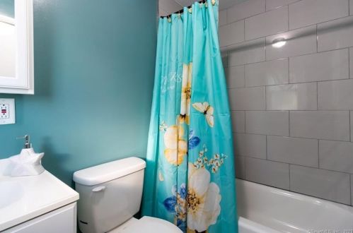 221 Woodland Ave, Bloomfield CT  06002-1357 exterior