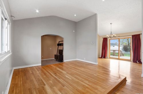 170 Massachusetts Ave, Bayshore, NY 11706-3245