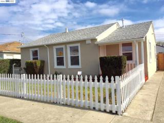 6830 Eastlawn St, Oakland, CA 94621-3520
