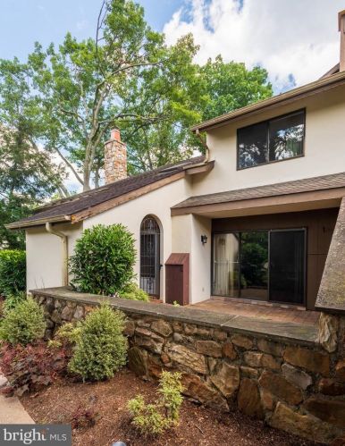 30 Oak Knoll Dr, Berwyn, PA 19312-1280