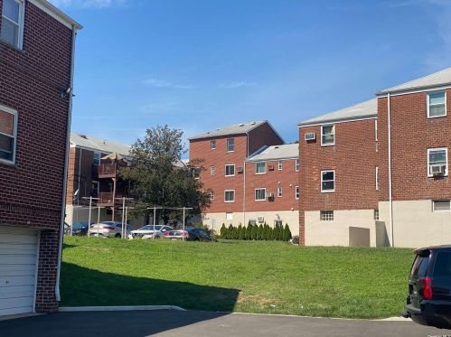 70-36 260th St, Floral Park, NY 11004-1122