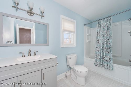 15 Hawthorne Ave, Holmdel Village NJ 07733-1035 exterior