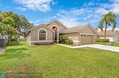 8 Lawrence Lake Dr, Boynton Beach, FL 33436-2020